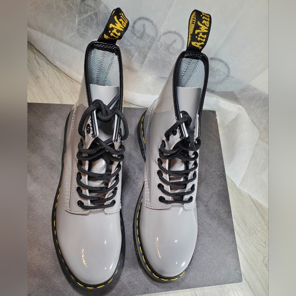 NEW Dr. Martens Womens 1460 High Grain Zinc Grey Patent Leather Boots SIZE 9 - Picture 5 of 9